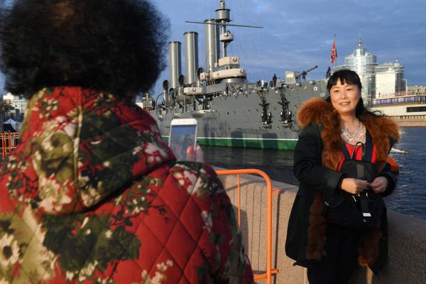 Туристы фотографируются на фоне музея "Крейсер Аврора" в Санкт-Петербурге - Sputnik Азербайджан