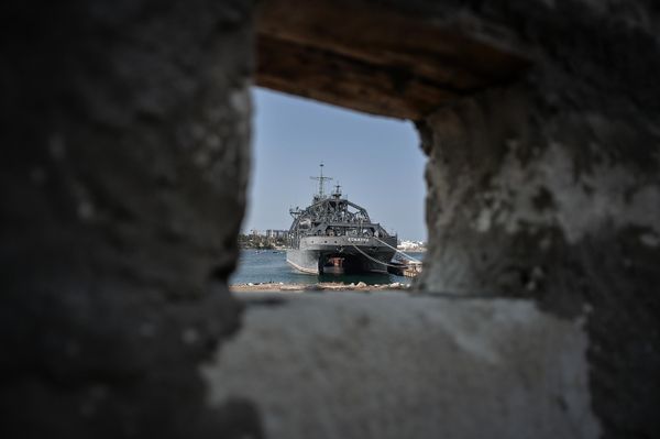 Вид на спасательное судно-катамаран "Коммуна" Черноморского Флота РФ с берега Стрелецкой бухты в Севастополе - Sputnik Азербайджан