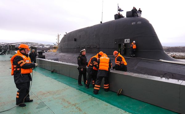 Швартовка многоцелевой атомной подводной лодки К-561 "Казань" проекта 885М "Ясень-М" в месте постоянного базирования в губе Нерпичья в Мурманской области - Sputnik Азербайджан