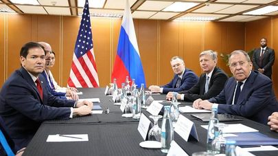 Кадры встречи главы МИД РФ Сергея Лаврова с госсекретарем США Марко Рубио на полях АСЕАН.