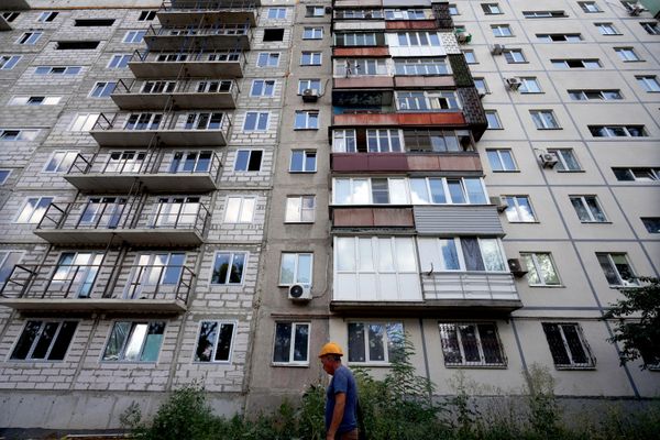 Процесс обновления жилого дома в Мариуполе. - Sputnik Азербайджан