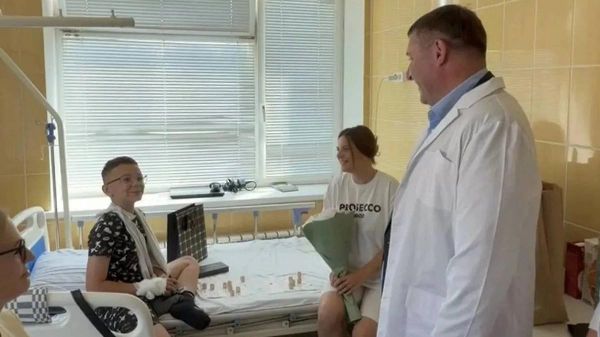 Врио губернатора Белгородской области Александр Шуваев навестил пострадавших детей.  - Sputnik Азербайджан