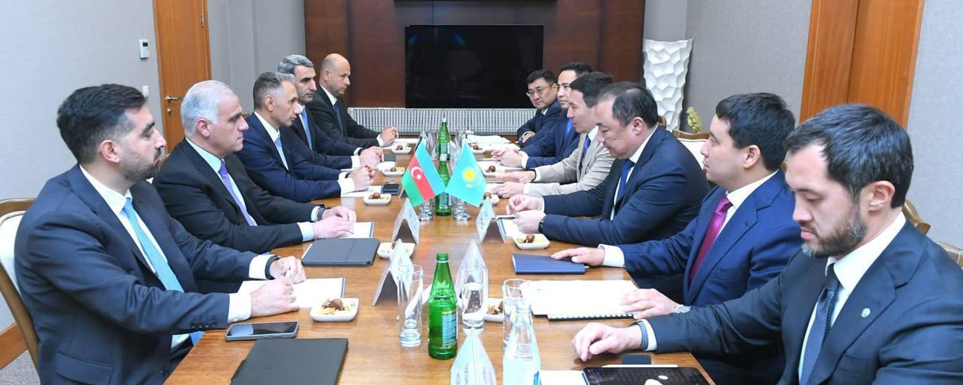 Переговоры министров транспорта Азербайджана и Казахстана Рашада Набиева и Нурлана Сауранбаева. - Sputnik Азербайджан, 1920, 29.07.2026