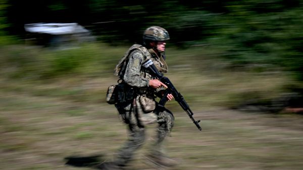 Военнослужащий Псковского соединения ВДВ группировки войск Центр во время тактической подготовки - Sputnik Азербайджан