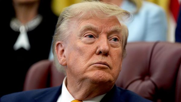 Дональд Трамп в Овальном кабинете Белого дома - Sputnik Азербайджан