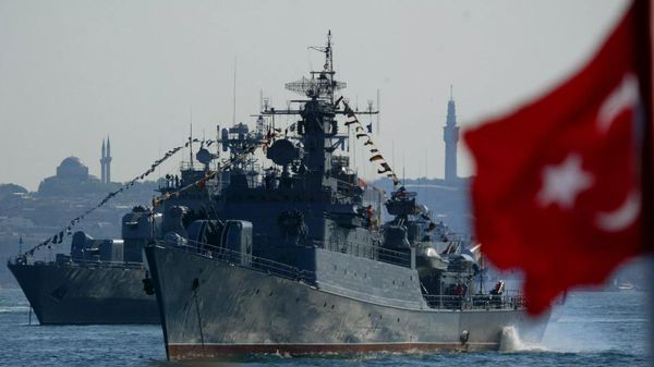 Корабли ВМС Турции в проливе Босфор. Архивное фото - Sputnik Азербайджан