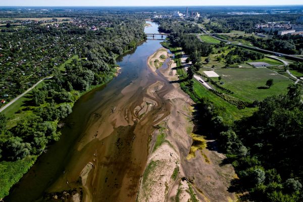 Вид с дрона на реку Сан, уровень воды в которой упал до исторического минимума. Это уже привело к временным ограничениям водоснабжения для местных предприятий - Sputnik Азербайджан