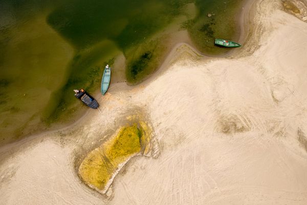 Из-за аномально низкого уровня воды на Дунае обнажились участки русла, которые обычно скрыты под водой - Sputnik Азербайджан
