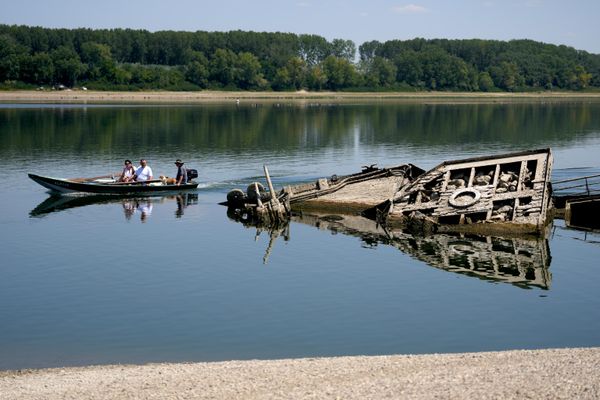 Люди осматривают обломки немецкого военного корабля времен Второй мировой войны в Дунае, Сербия. - Sputnik Азербайджан