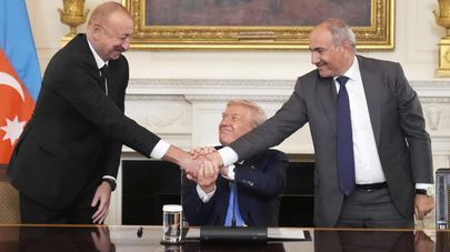 Президент Дональд Трамп пожимает руки премьер-министру Армении Николу Пашиняну и президенту Азербайджана Ильхаму Алиеву