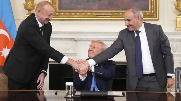 Президент Дональд Трамп пожимает руки премьер-министру Армении Николу Пашиняну и президенту Азербайджана Ильхаму Алиеву - Sputnik Азербайджан