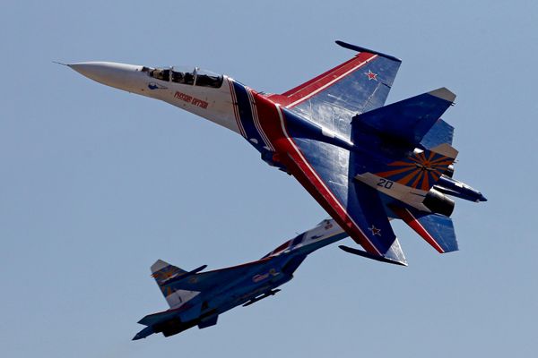 Полет истребителей Су-27 пилотажной группы "Русские витязи" на авиашоу в Кубинке, посвященном 75-летию со дня основания авиацентра и 22-летию "Русских витязей" - Sputnik Азербайджан