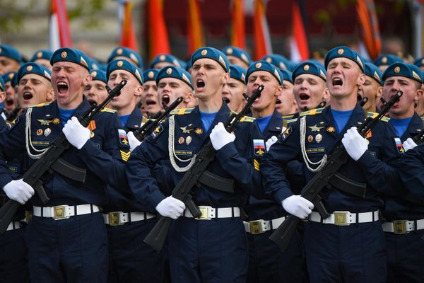 Курсанты Военно-воздушной академии имени профессора Н. Е. Жуковского и Ю. А. Гагарина на военном параде в честь 77-й годовщины Победы в Великой Отечественной войне - Sputnik Азербайджан