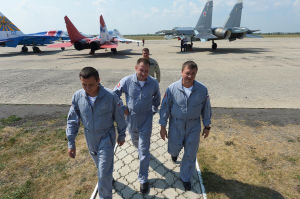 Участники пилотажной группы "Стрижи" Дмитрий Рыжеволов, Дмитрий Зубков и Денис Кузнецов (слева направо) во время празднования дня Военно-воздушных сил в Липецке - Sputnik Азербайджан
