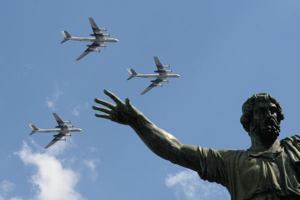 Стратегические бомбардировщики-ракетоносцы Ту-95 МС парадного строя авиации Воздушно-космических сил пролетают над Красной площадью в Москве на генеральной репетиции военного парада, посвященного 71-й годовщине Победы в Великой Отечественной войне - Sputnik Азербайджан