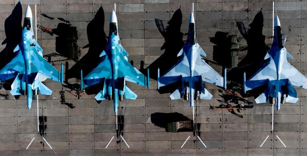 Истребители-бомбардировщики Су-34 (слева) и многоцелевые истребители Су-30СМ перед началом окружного отборочного этапа международного конкурса выучки летных экипажей "Авиадартс-2021" на территории авиационного полка Южного военного округа (ЮВО) в Краснодарском крае - Sputnik Азербайджан