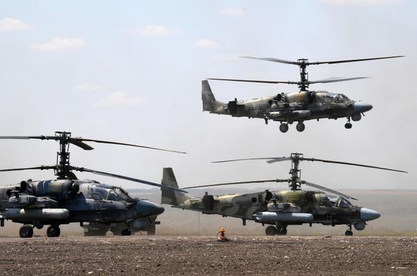 Ударные вертолеты Ка-52 ВКС России на аэродроме базирования в зоне проведения специальной военной операции на Украине - Sputnik Азербайджан