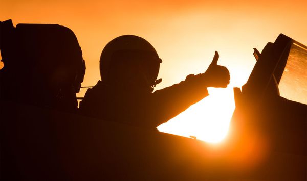Российский пилот показывает палец вверх в знак одобрения - Sputnik Азербайджан