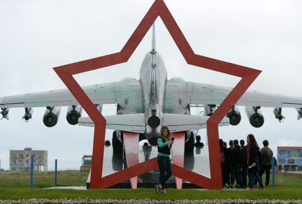 Посетители во время всероссийского этапа международного конкурса "Авиадартс-2016" на испытательном полигоне Воздушно-космических сил РФ "Чауда" под Феодосией. На дальнем плане штурмовик Су-25 - Sputnik Азербайджан