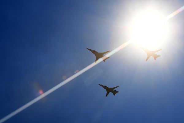 Дальние сверхзвуковые ракетоносцы-бомбардировщики Ту-22М3 во время воздушного парада на авиационном фестивале "Форсаж-2017", посвященном 105-летию создания Военно-воздушных сил России - Sputnik Азербайджан
