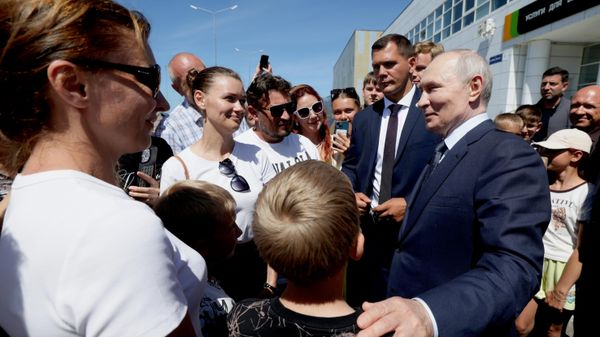Президент РФ Владимир Путин на острове Итуруп, Сахалинская область.  - Sputnik Азербайджан