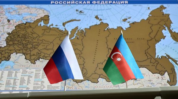 Государственные флаги России и Азербайджана. - Sputnik Азербайджан