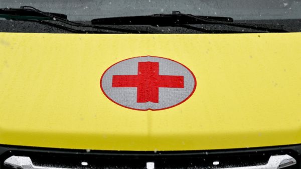 Красный крест на машине скорой помощи - Sputnik Азербайджан