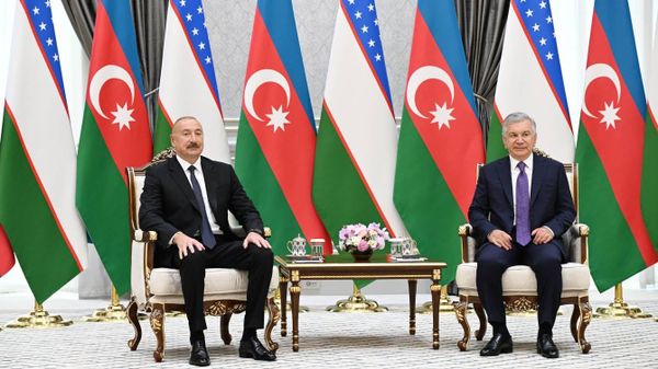 Президент Азербайджана Ильхам Алиев с президентом Узбекистана Шавкатом Мирзиёевым - Sputnik Азербайджан
