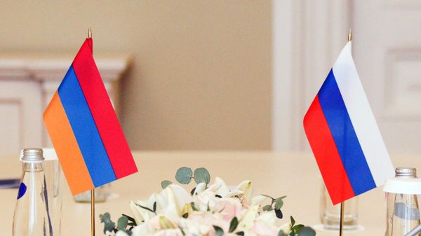 Флаги Армении и России на столе во время двусторонней встречи в Санкт-Петербурге между председателем Совета Федерации РФ Валентиной Матвиенко и председателем Национального Собрания Республики Армения Араратом Мирзояном.  - Sputnik Азербайджан