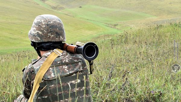 Армянский военнослужащий на тренировке по стрельбе - Sputnik Азербайджан