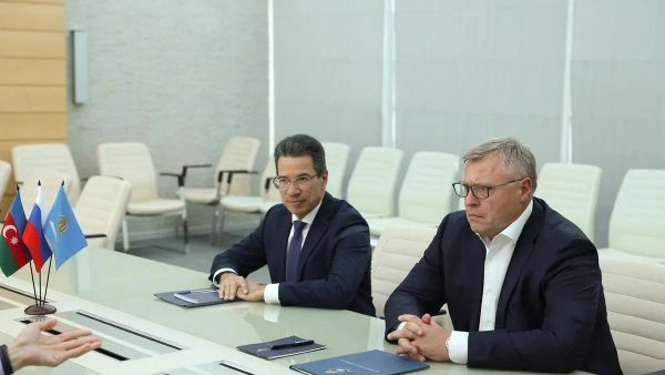 Посол Азербайджана в России Рахман Мустафаев и губернатор Астраханской области Игорь Бабушкин - Sputnik Азербайджан