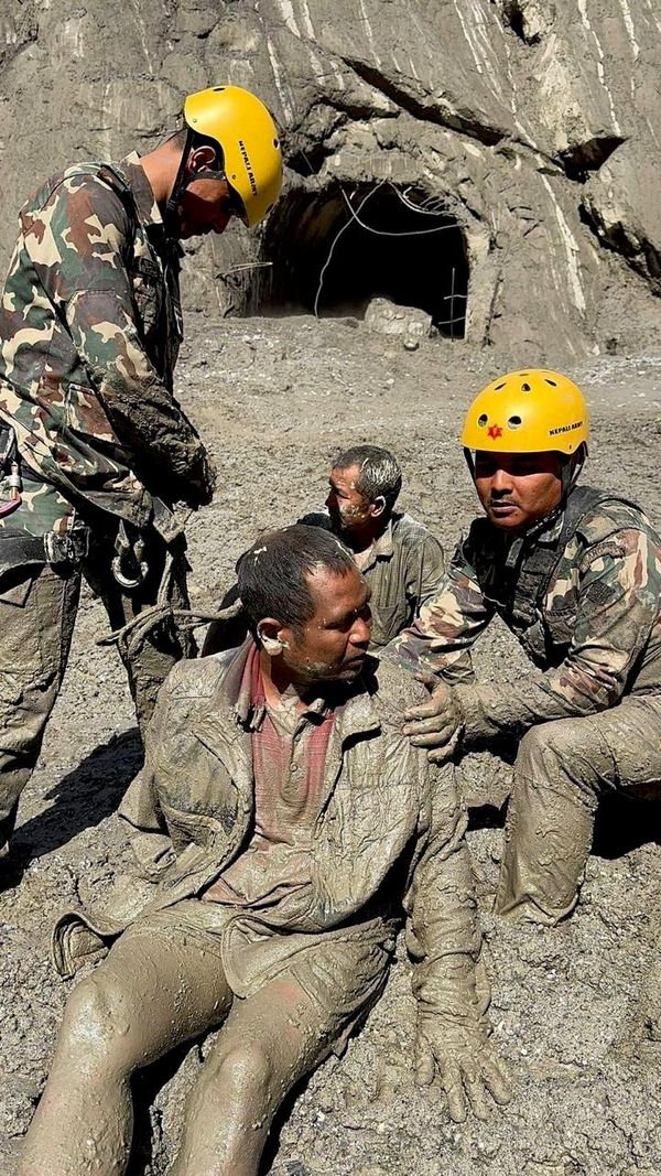 Военнослужащие непальской армии спасают мужчину после смертоносных внезапных паводков и сходов селей в округе Расува, Непал. Снимок предоставлен пресс-службой и получен агентством Reuters 30 августа 2026 годаNepal Army/Handout via REUTERS  - Sputnik Азербайджан