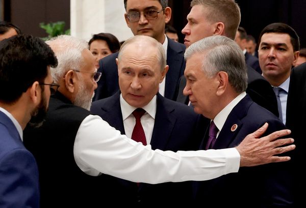 Президент РФ Владимир Путин, премьер-министр Индии Нарендра Моди и президент Узбекистана Шавкат Мирзиёев перед началом официального приема в честь глав делегаций стран - участниц саммита ШОС в Бишкеке - Sputnik Азербайджан