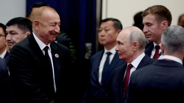  Президент РФ Владимир Путин и президент Азербайджана Ильхам Алиев перед началом заседания в формате ШОС плюс в Бишкеке - Sputnik Азербайджан