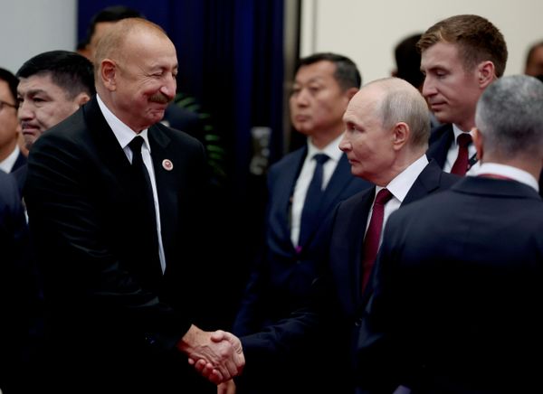  Президент РФ Владимир Путин и президент Азербайджана Ильхам Алиев перед началом заседания в формате ШОС плюс в Бишкеке - Sputnik Азербайджан