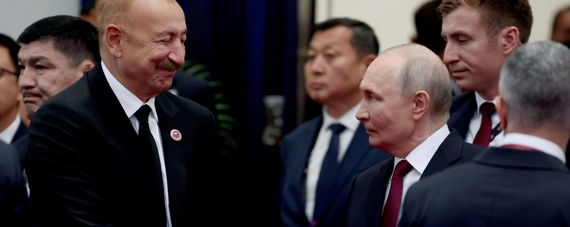  Президент РФ Владимир Путин и президент Азербайджана Ильхам Алиев перед началом заседания в формате ШОС плюс в Бишкеке - Sputnik Азербайджан, 1920, 07.09.2026