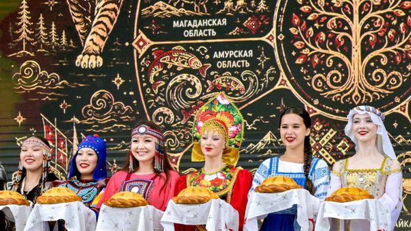 Девушки встречают гостей на открытии выставки Улица Дальнего Востока в рамках ВЭФ-2026 - Sputnik Азербайджан
