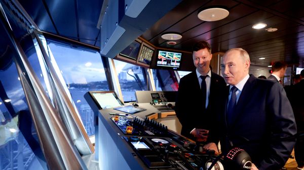 Президент РФ Владимир Путин во время осмотра рыболовного траулера проекта СТ-192 Капитан Юнак во Владивостоке. Слева - председатель совета директоров ООО Русская рыбопромышленная компания Савелий Карпухин - Sputnik Азербайджан