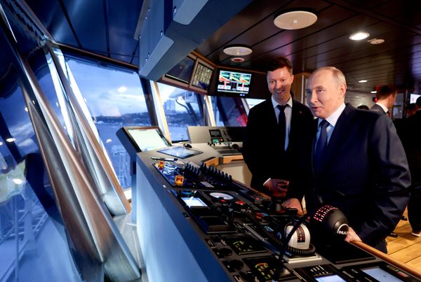 Владимир Путин во время осмотра рыболовного траулера проекта СТ-192 "Капитан Юнак" во Владивостоке. Слева — председатель совета директоров ООО "Русская рыбопромышленная компания" Савелий Карпухин - Sputnik Азербайджан