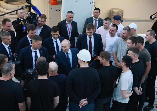 Владимир Путин общается с экипажем рыболовного траулера проекта СТ-192 "Капитан Юнак" во Владивостоке - Sputnik Азербайджан