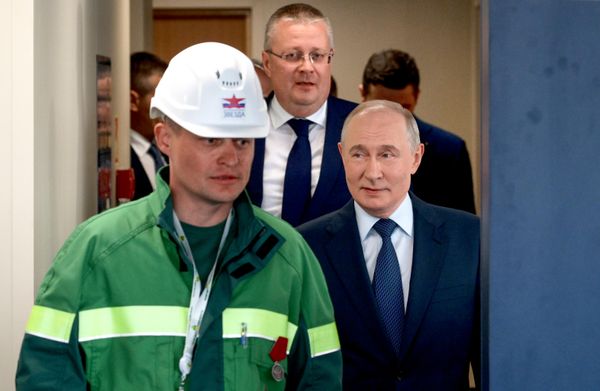 Владимир Путин во время осмотра танкера-газовоза "Петр Столыпин" для проекта "Арктик СПГ-2" на верфи "Звезда" - Sputnik Азербайджан