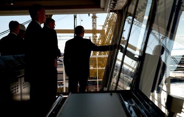Владимир Путин во время осмотра танкера-газовоза "Петр Столыпин" для проекта "Арктик СПГ-2" на верфи "Звезда" - Sputnik Азербайджан