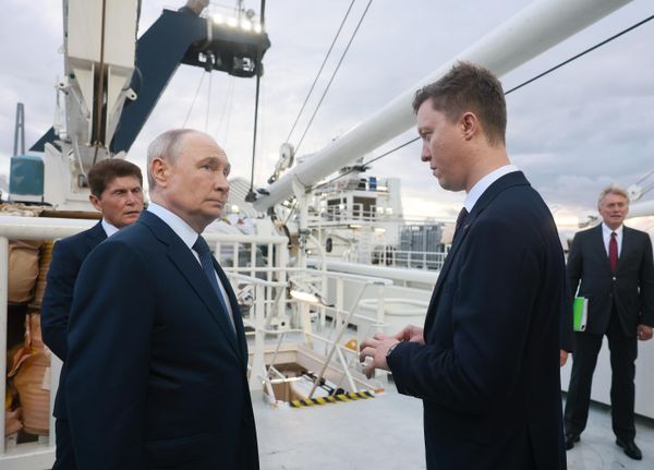 Владимир Путин во время осмотра рыболовного траулера проекта СТ-192 "Капитан Юнак" во Владивостоке. Слева — губернатор Приморского края Олег Кожемяко, справа  — председатель совета директоров ООО "Русская рыбопромышленная компания" Савелий Карпухин и пресс-секретарь президента РФ Дмитрий Песков - Sputnik Азербайджан