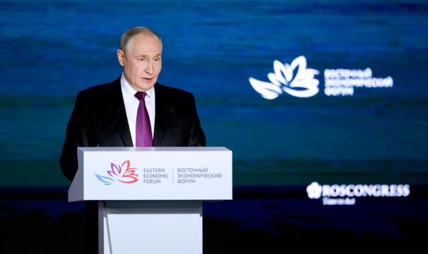 Президент РФ Владимир Путин на пленарной сессии Восточного экономического форума. - Sputnik Азербайджан