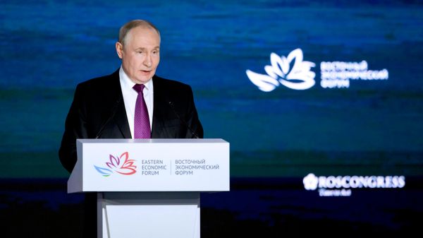 Президент РФ Владимир Путин на пленарной сессии Восточного экономического форума - Sputnik Азербайджан