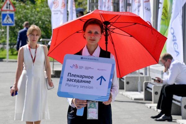 Волонтер встречает гостей с указателем к месту проведения пленарного заседания. - Sputnik Азербайджан