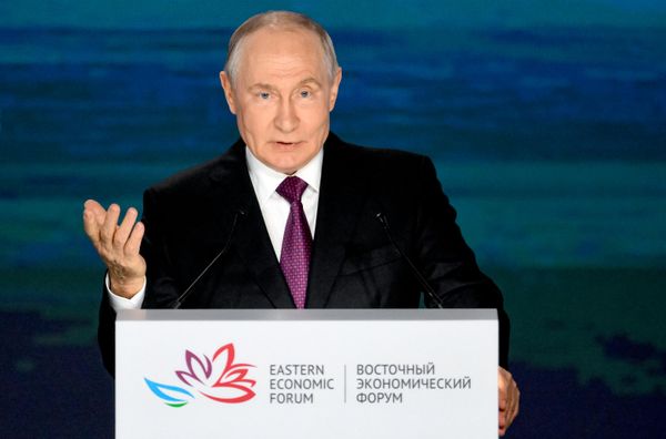 Президент РФ Владимир Путин на пленарной сессии Восточного экономического форума. - Sputnik Азербайджан
