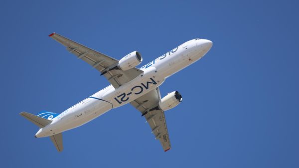 Российский лайнер МС-21 совершил взлёт с новой взлётной полосы в Грозном - Sputnik Азербайджан