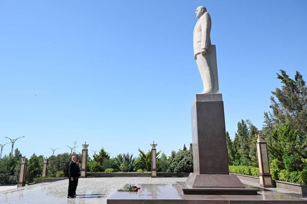 Возложение цветов к памятнику Гейдару Алиеву у штаба ВМС Азербайджана. - Sputnik Азербайджан