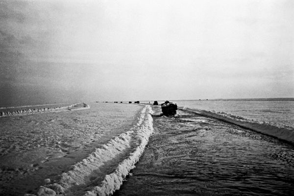 Блокада Ленинграда. На водно-ледяной трассе Ладожского озера - Дороге жизни - Sputnik Азербайджан